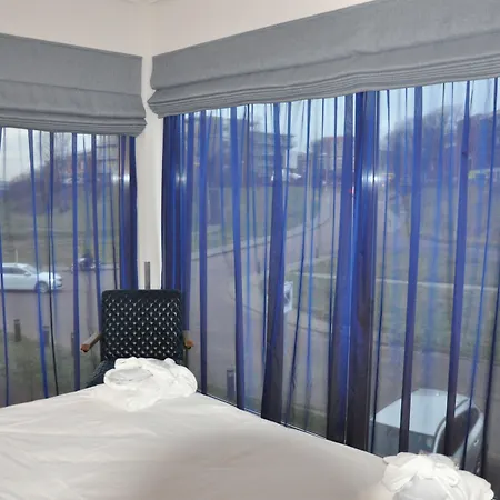 劳乌安娜德卡德酒店 3* 艾默伊登