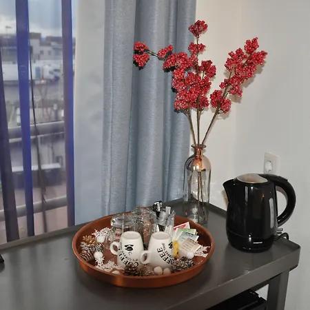 劳乌安娜德卡德酒店 酒店 艾默伊登