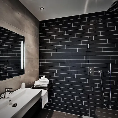 劳乌安娜德卡德酒店 酒店 艾默伊登