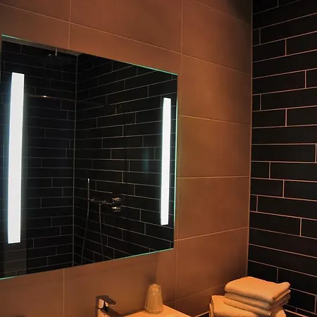 劳乌安娜德卡德酒店 艾默伊登